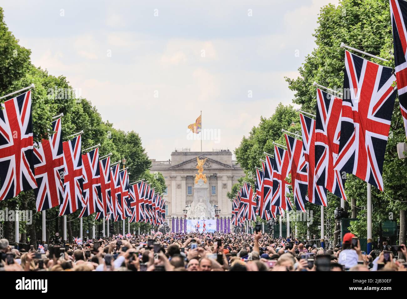 Londres, Royaume-Uni, 02nd juin 2022. Le flicast de la RAF se termine cette année avec les flèches rouges admirées par les foules immenses du Mall. Plus de 1 400 soldats en parachute, 200 chevaux et 400 musiciens de 10 groupes dans la parade traditionnelle marquent l'anniversaire officiel de la Reine le week-end qui, cette année, voit également son Jubilé de platine. Credit: Imagetraceur/Alamy Live News Banque D'Images