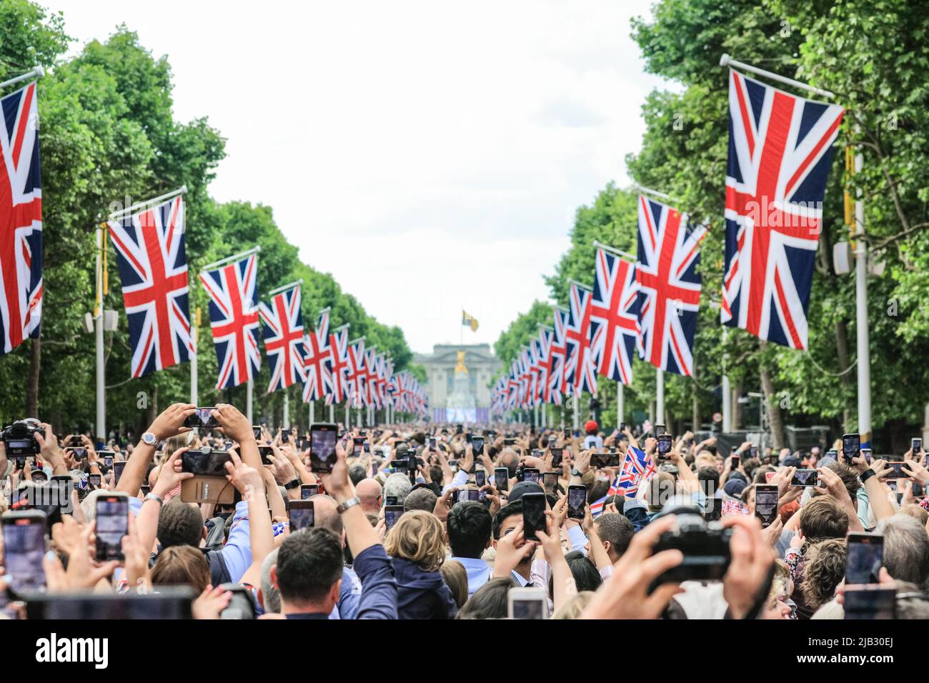 Londres, Royaume-Uni, 02nd juin 2022. Le flicast de la RAF se termine cette année avec les flèches rouges admirées par les foules immenses du Mall. Plus de 1 400 soldats en parachute, 200 chevaux et 400 musiciens de 10 groupes dans la parade traditionnelle marquent l'anniversaire officiel de la Reine le week-end qui, cette année, voit également son Jubilé de platine. Credit: Imagetraceur/Alamy Live News Banque D'Images