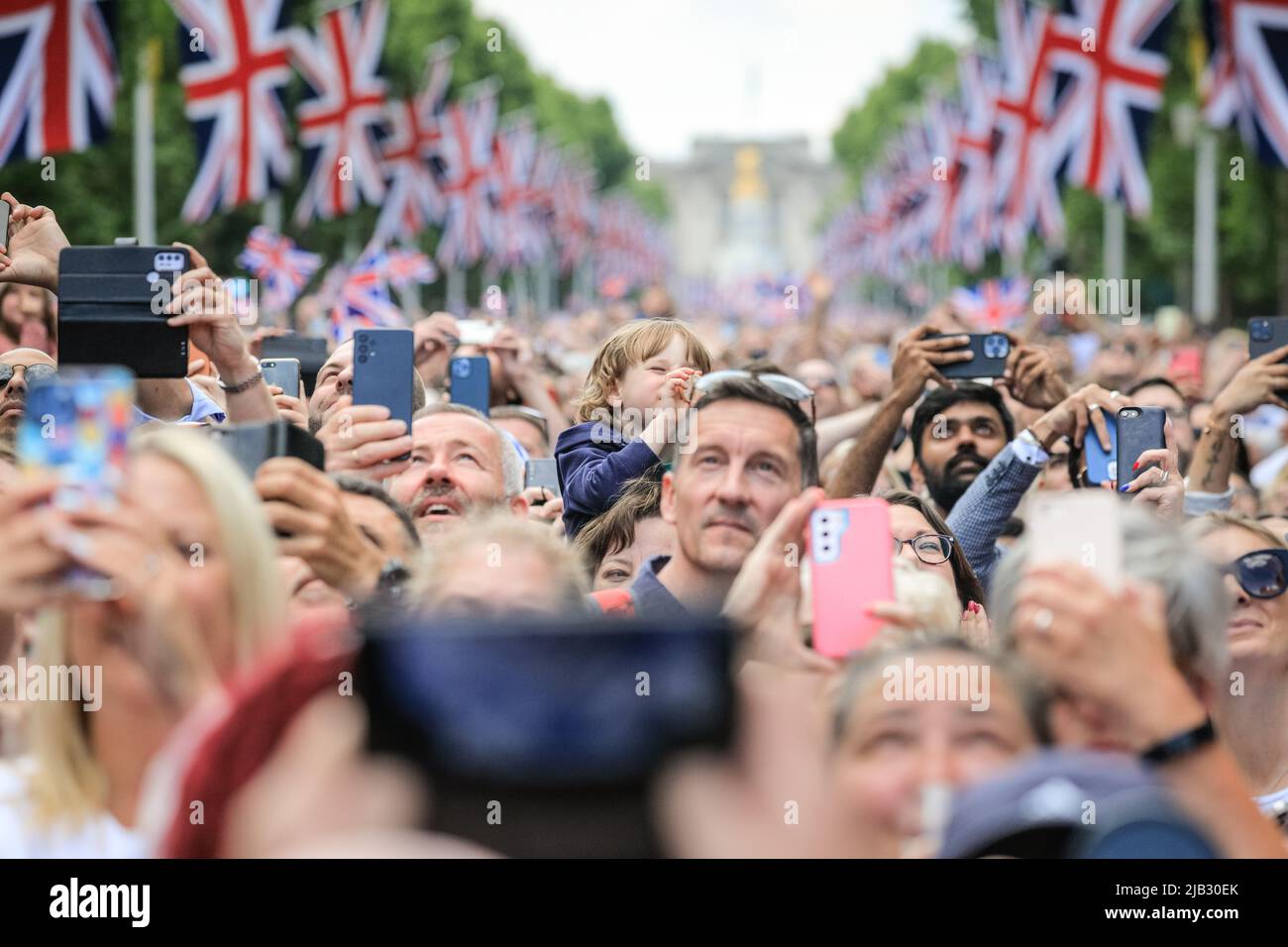 Londres, Royaume-Uni, 02nd juin 2022. Le flicast de la RAF se termine cette année avec les flèches rouges admirées par les foules immenses du Mall. Plus de 1 400 soldats en parachute, 200 chevaux et 400 musiciens de 10 groupes dans la parade traditionnelle marquent l'anniversaire officiel de la Reine le week-end qui, cette année, voit également son Jubilé de platine. Credit: Imagetraceur/Alamy Live News Banque D'Images