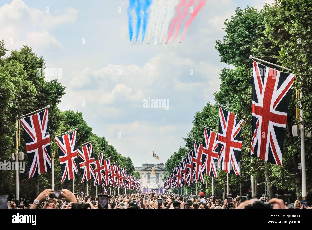 Londres, Royaume-Uni, 02nd juin 2022. Le flicast de la RAF se termine cette année avec les flèches rouges admirées par les foules immenses du Mall. Plus de 1 400 soldats en parachute, 200 chevaux et 400 musiciens de 10 groupes dans la parade traditionnelle marquent l'anniversaire officiel de la Reine le week-end qui, cette année, voit également son Jubilé de platine. Credit: Imagetraceur/Alamy Live News Banque D'Images