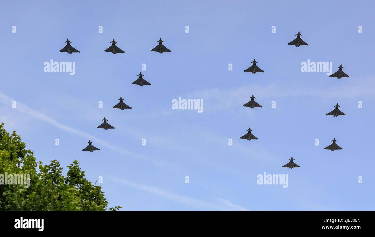 Londres, Royaume-Uni, 02nd juin 2022. Les avions de chasse de la RAF forment un géant « 70 » dans le ciel pour le Jubilé de sa Majesté. Le flicast de la RAF se termine cette année avec les flèches rouges admirées par les foules immenses du Mall. Plus de 1 400 soldats en parachute, 200 chevaux et 400 musiciens de 10 groupes dans la parade traditionnelle marquent l'anniversaire officiel de la Reine le week-end qui, cette année, voit également son Jubilé de platine. Credit: Imagetraceur/Alamy Live News Banque D'Images