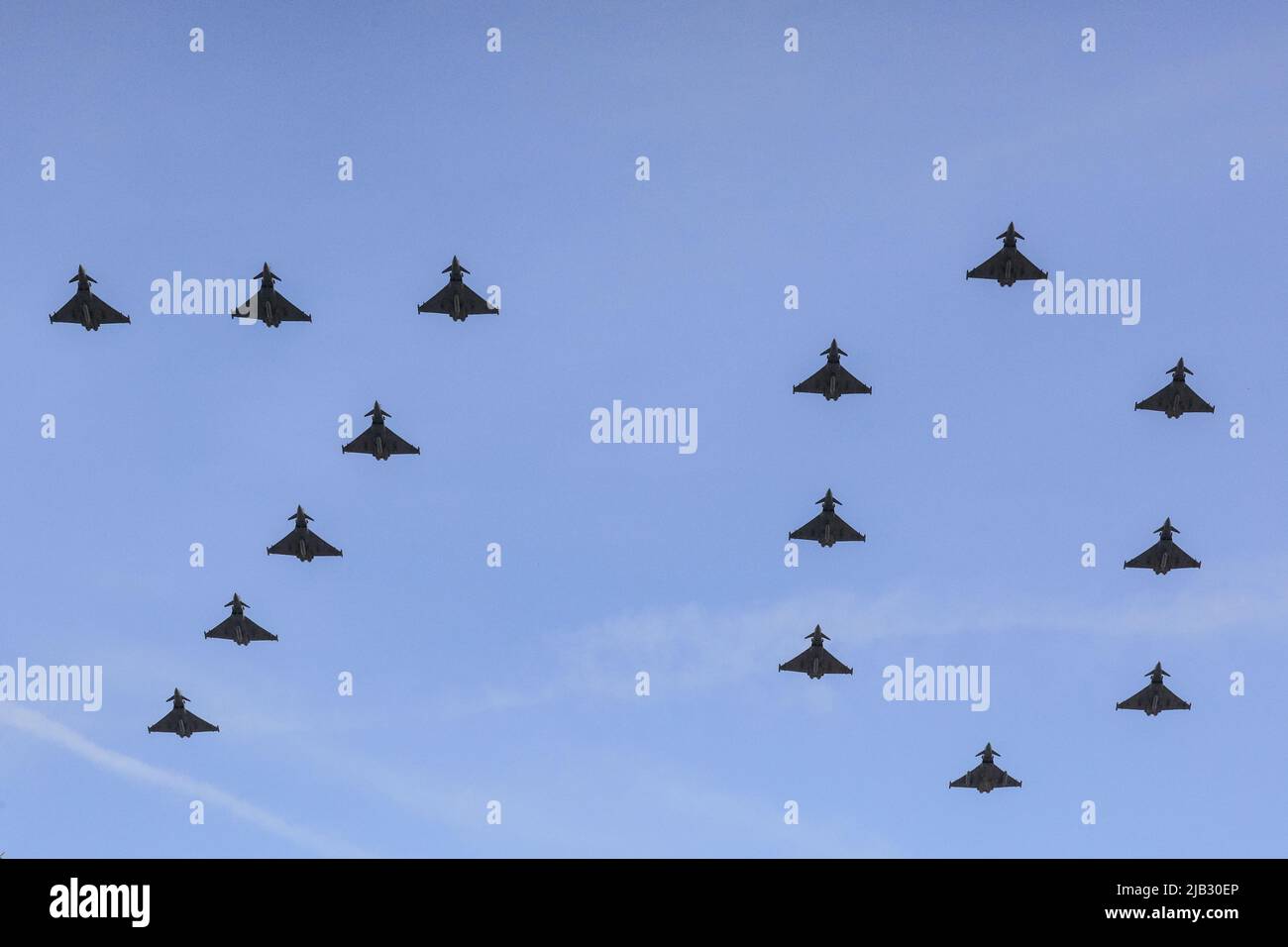 Londres, Royaume-Uni, 02nd juin 2022. Les avions de chasse de la RAF forment un géant « 70 » dans le ciel pour le Jubilé de sa Majesté. Le flicast de la RAF se termine cette année avec les flèches rouges admirées par les foules immenses du Mall. Plus de 1 400 soldats en parachute, 200 chevaux et 400 musiciens de 10 groupes dans la parade traditionnelle marquent l'anniversaire officiel de la Reine le week-end qui, cette année, voit également son Jubilé de platine. Credit: Imagetraceur/Alamy Live News Banque D'Images