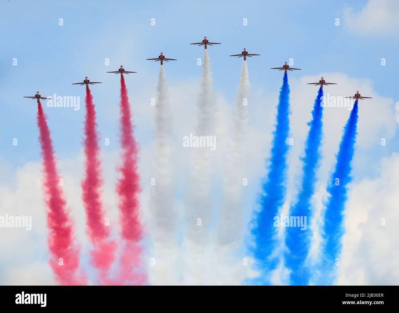 Londres, Royaume-Uni, 02nd juin 2022. Les flèches rouges. Le flicast de la RAF se termine cette année avec les flèches rouges admirées par les foules immenses du Mall. Plus de 1 400 soldats en parachute, 200 chevaux et 400 musiciens de 10 groupes dans la parade traditionnelle marquent l'anniversaire officiel de la Reine le week-end qui, cette année, voit également son Jubilé de platine. Credit: Imagetraceur/Alamy Live News Banque D'Images