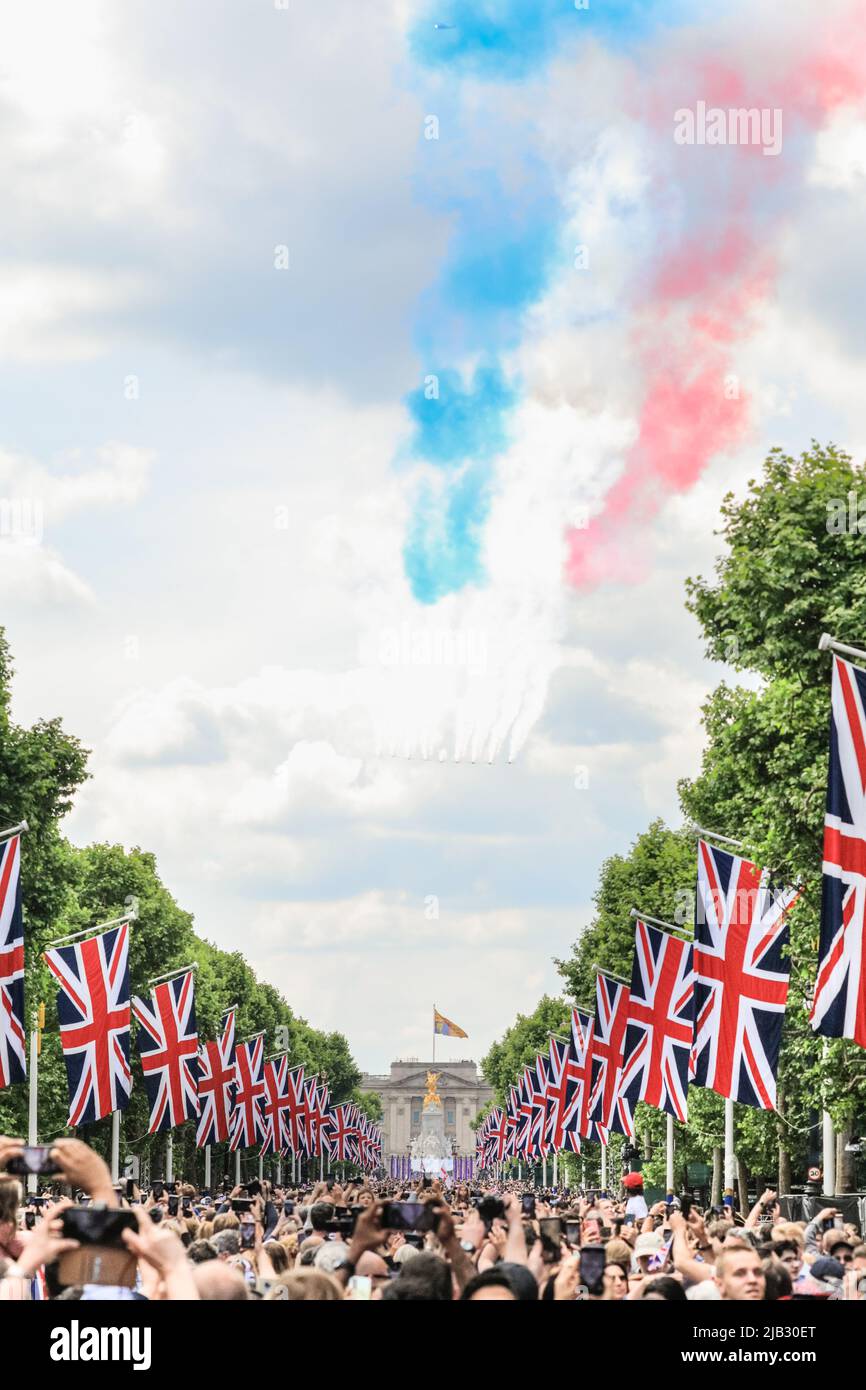Londres, Royaume-Uni, 02nd juin 2022. Le flicast de la RAF se termine cette année avec les flèches rouges admirées par les foules immenses du Mall. Plus de 1 400 soldats en parachute, 200 chevaux et 400 musiciens de 10 groupes dans la parade traditionnelle marquent l'anniversaire officiel de la Reine le week-end qui, cette année, voit également son Jubilé de platine. Credit: Imagetraceur/Alamy Live News Banque D'Images
