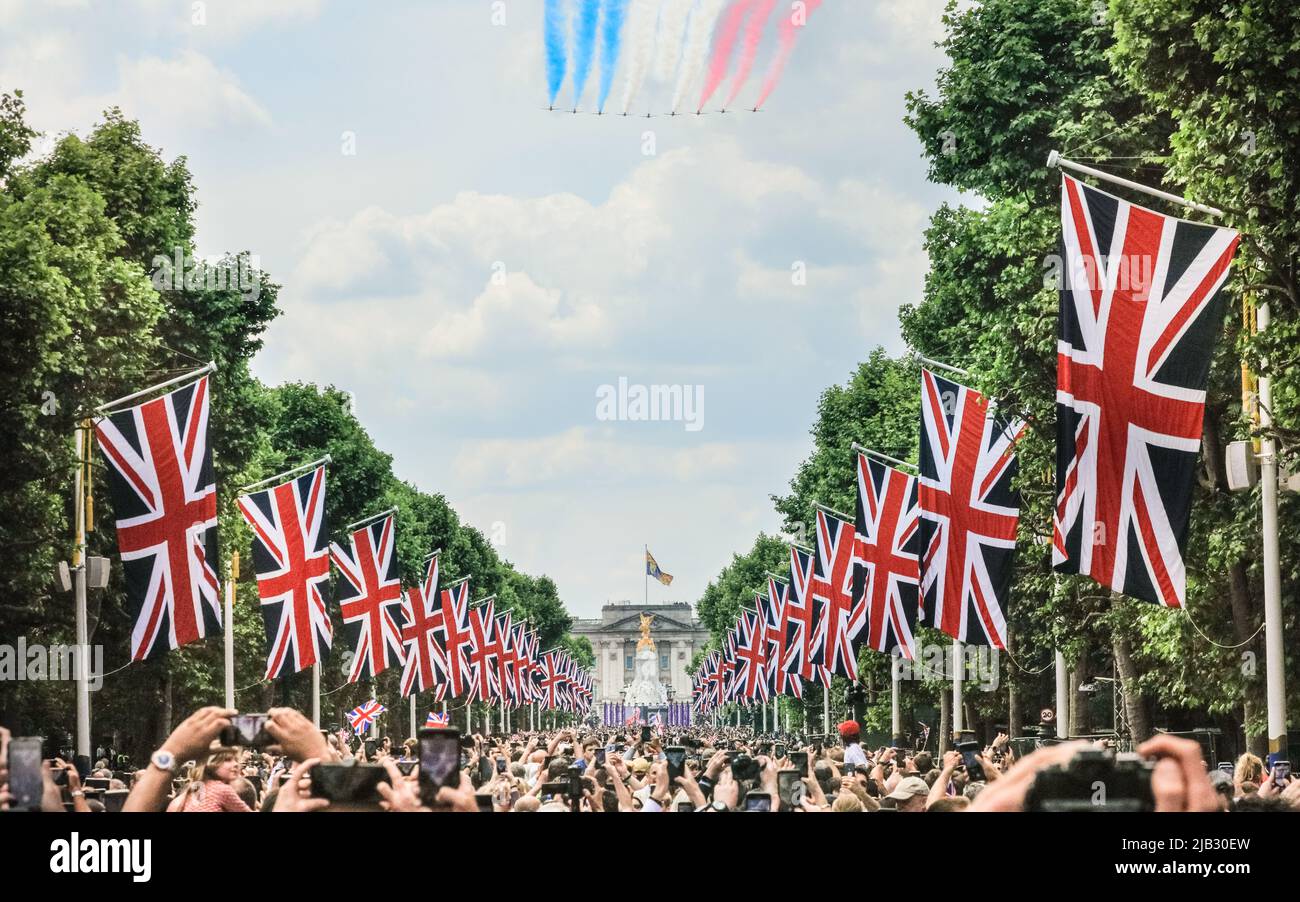 Londres, Royaume-Uni, 02nd juin 2022. Le flicast de la RAF se termine cette année avec les flèches rouges admirées par les foules immenses du Mall. Plus de 1 400 soldats en parachute, 200 chevaux et 400 musiciens de 10 groupes dans la parade traditionnelle marquent l'anniversaire officiel de la Reine le week-end qui, cette année, voit également son Jubilé de platine. Credit: Imagetraceur/Alamy Live News Banque D'Images