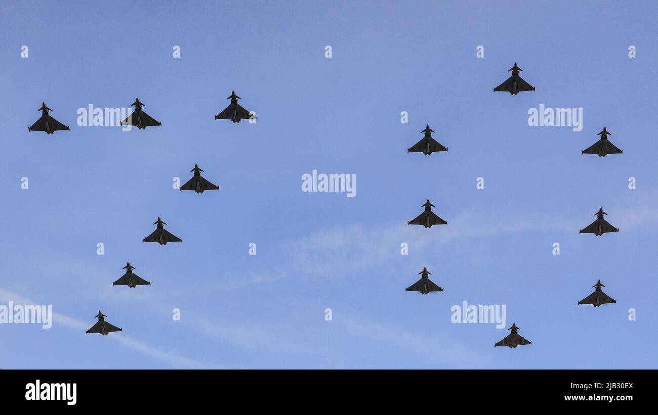 Londres, Royaume-Uni, 02nd juin 2022. Les avions de chasse de la RAF forment un géant « 70 » dans le ciel pour le Jubilé de sa Majesté. Le flicast de la RAF se termine cette année avec les flèches rouges admirées par les foules immenses du Mall. Plus de 1 400 soldats en parachute, 200 chevaux et 400 musiciens de 10 groupes dans la parade traditionnelle marquent l'anniversaire officiel de la Reine le week-end qui, cette année, voit également son Jubilé de platine. Credit: Imagetraceur/Alamy Live News Banque D'Images