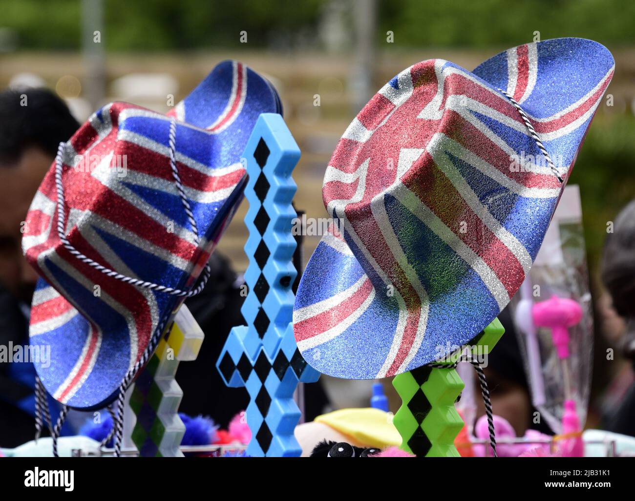Manchester, Royaume-Uni, 2nd juin 2022. Chapeaux Union Jack en solde à Manchester, Royaume-Uni. Décorations à Manchester, Angleterre, Royaume-Uni, Îles britanniques pour marquer le Jubilé de platine de la Reine 2022. La reine Elizabeth II est le premier monarque britannique à célébrer un Jubilé de platine après 70 ans. Le week-end central du Jubilé de platine a lieu du 2nd au 5th juin. Le vendredi 3rd juin est un jour férié supplémentaire, ce qui se traduit par un week-end de quatre jours pour les jours fériés. Crédit : Terry Waller/Alay Live News Banque D'Images