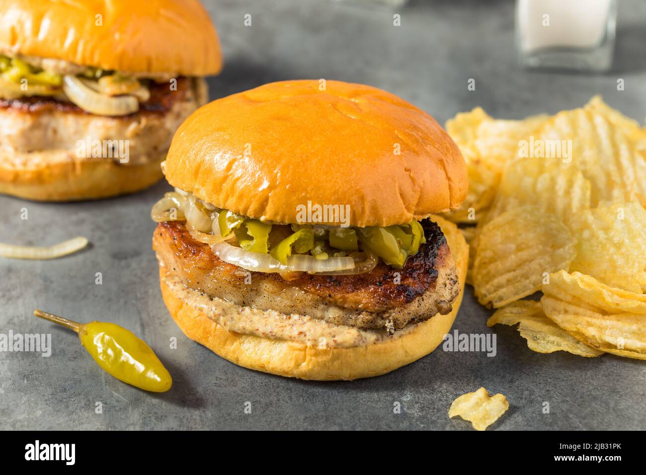 Sandwich maison au porc style Chicago avec moutarde et poivrons Banque D'Images