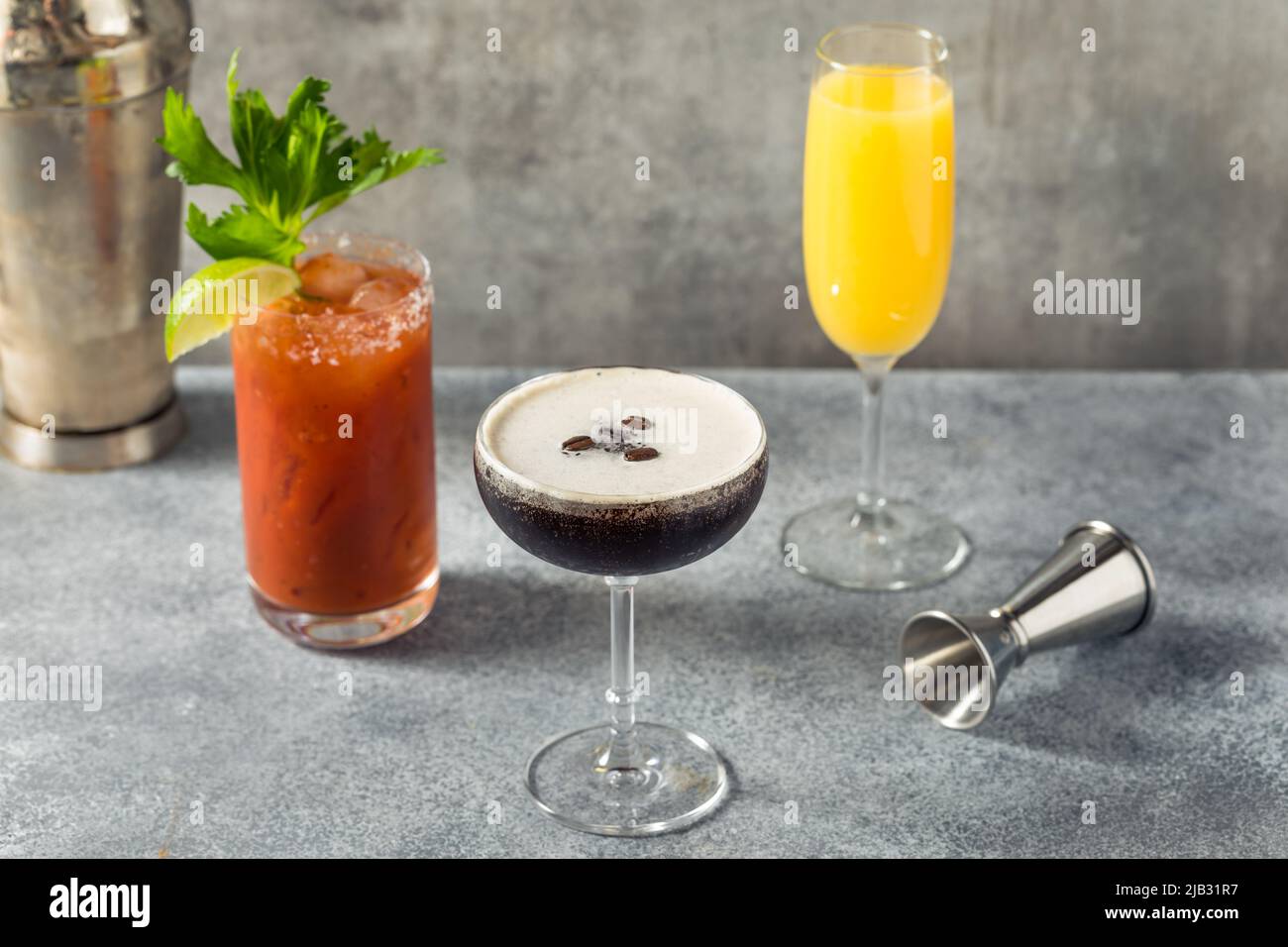 Des cocktails de brunch froids avec Mimosa Espresso Martini et Bloody Mary sont proposés pour le petit-déjeuner Banque D'Images