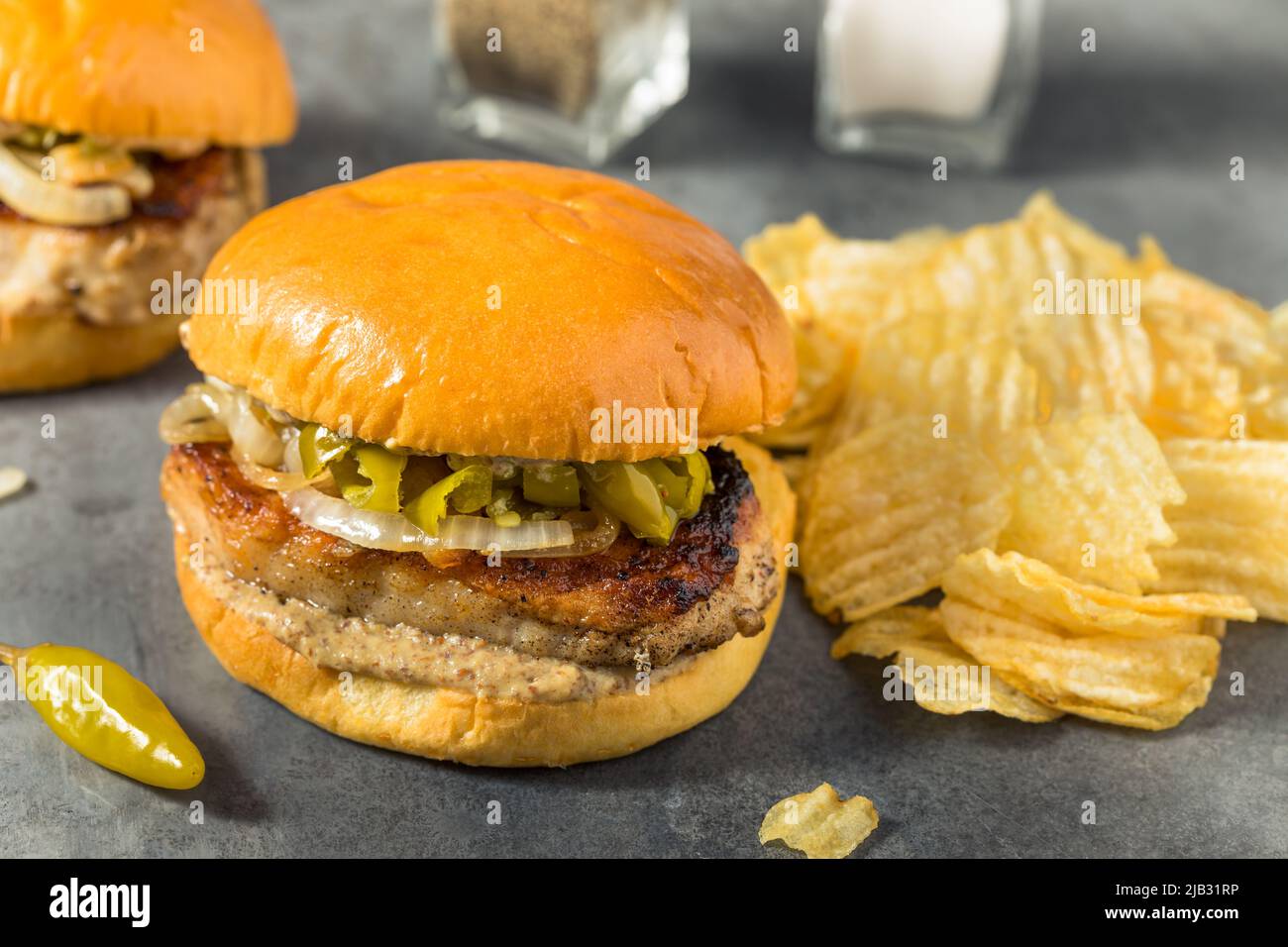 Sandwich maison au porc style Chicago avec moutarde et poivrons Banque D'Images