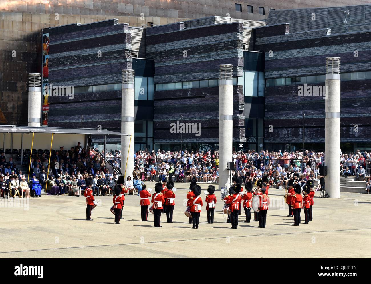 La bande régimentaire du Royal Welsh se présentant pour le jubilé de platine de la Reine, Roald Dahl Plass, baie de Cardiff, pays de Galles Banque D'Images