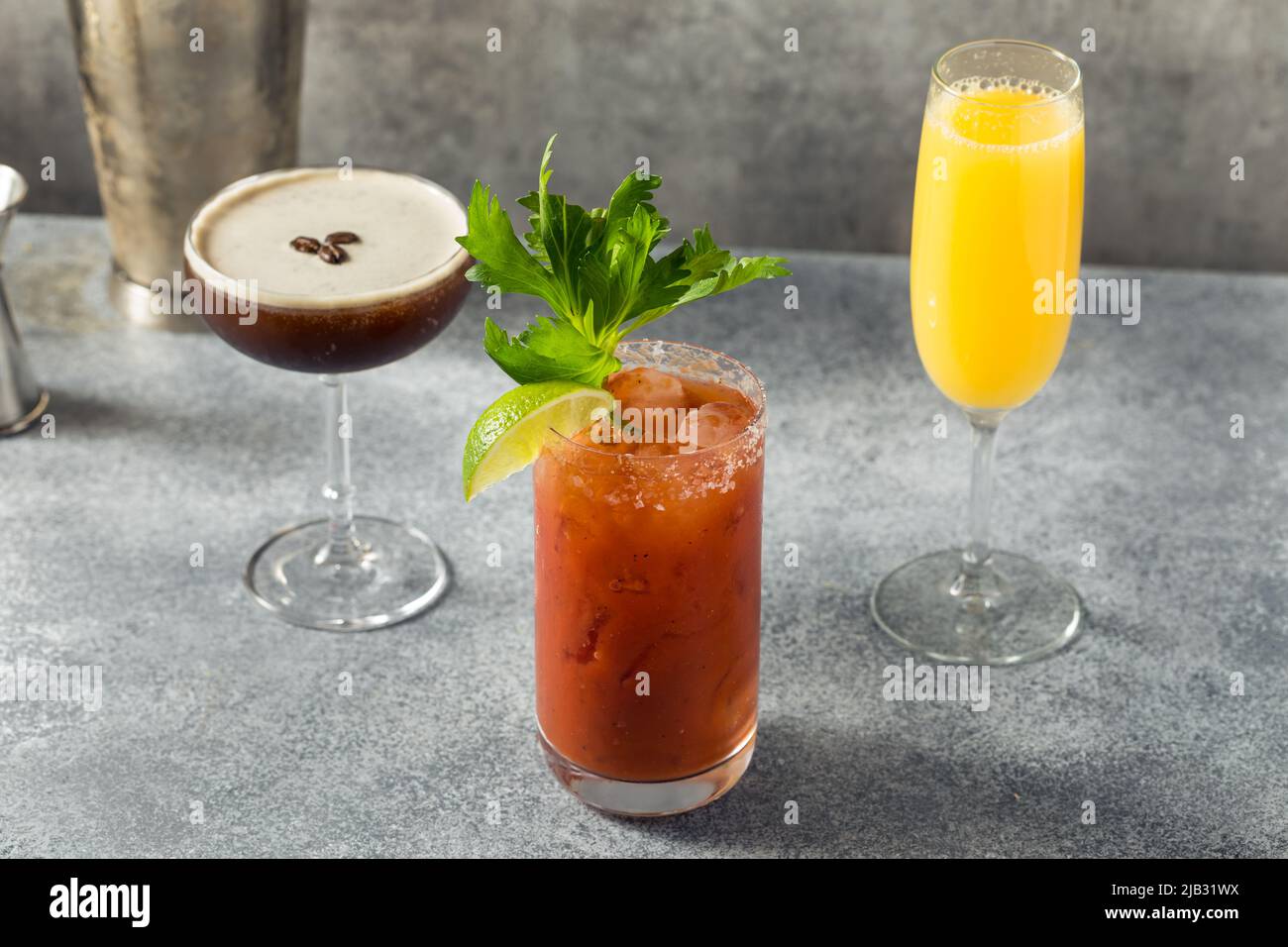 Des cocktails de brunch froids avec Mimosa Espresso Martini et Bloody Mary sont proposés pour le petit-déjeuner Banque D'Images