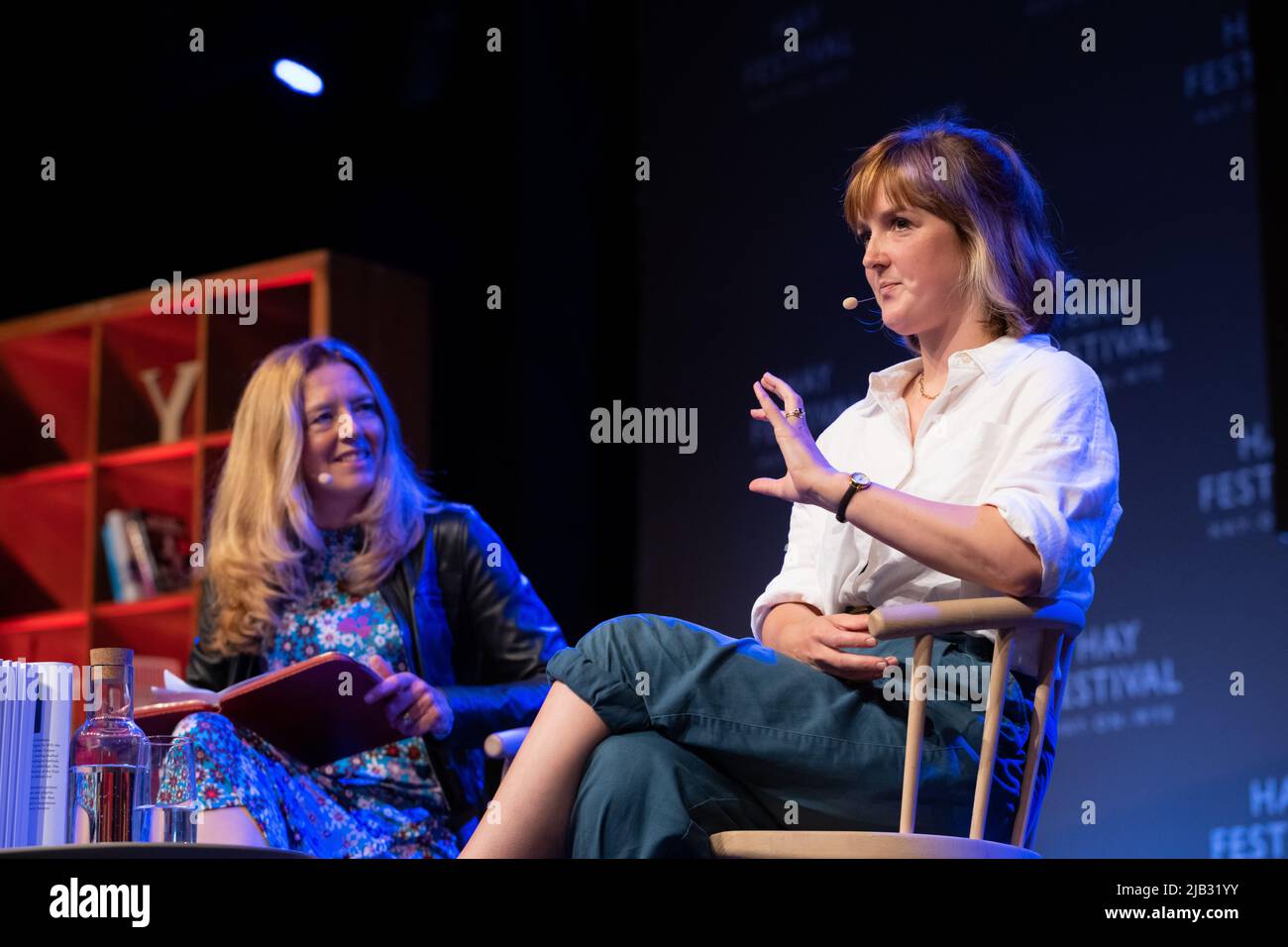 Hay-on-Wye, pays de Galles, Royaume-Uni. 2nd juin 2022. Amy Jeffs parle à Julia Wheeler au Hay Festival 2022, pays de Galles. Crédit : Sam Hardwick/Alamy. Banque D'Images