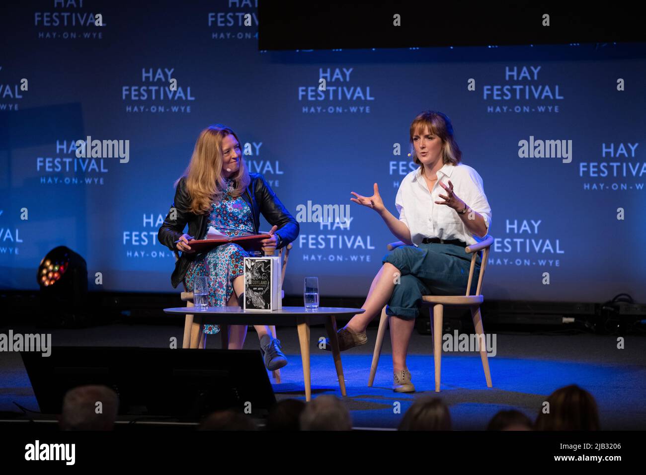 Hay-on-Wye, pays de Galles, Royaume-Uni. 2nd juin 2022. Amy Jeffs parle à Julia Wheeler au Hay Festival 2022, pays de Galles. Crédit : Sam Hardwick/Alamy. Banque D'Images