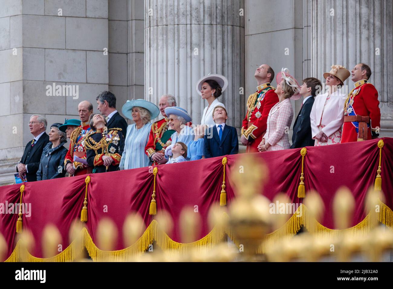 Trooping The Color, la parade d'anniversaire de la Reine, Londres, Royaume-Uni. 2nd juin 2022. La Reine et les membres de la famille royale font une apparition sur le balcon du Palais de Buckingham pour la finale traditionnelle de flypast au Trooping de la couleur, un défilé de cérémonie pour marquer l'anniversaire officiel de sa Majesté la Reine. Amanda Rose/Alamy Live News Banque D'Images