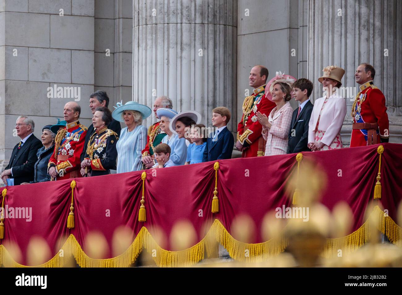 Trooping The Color, la parade d'anniversaire de la Reine, Londres, Royaume-Uni. 2nd juin 2022. La Reine et les membres de la famille royale font une apparition sur le balcon du Palais de Buckingham pour la finale traditionnelle de flypast au Trooping de la couleur, un défilé de cérémonie pour marquer l'anniversaire officiel de sa Majesté la Reine. Amanda Rose/Alamy Live News Banque D'Images