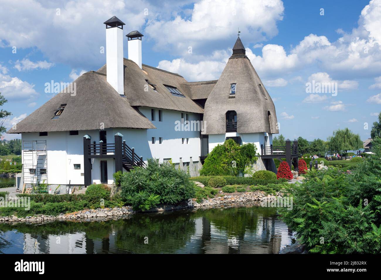 Ukraine, Dnipro, juillet 2021. Un beau bâtiment d'un restaurant dans un style ukrainien traditionnel dans le centre sportif, de voile et de tourisme de la Cit Banque D'Images