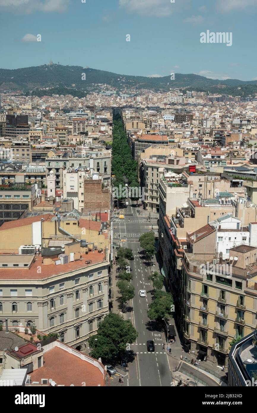 Barcelone, Espagne - 29 mai 2022: Belle vue d'une rue de Barcelone vue d'en haut Banque D'Images