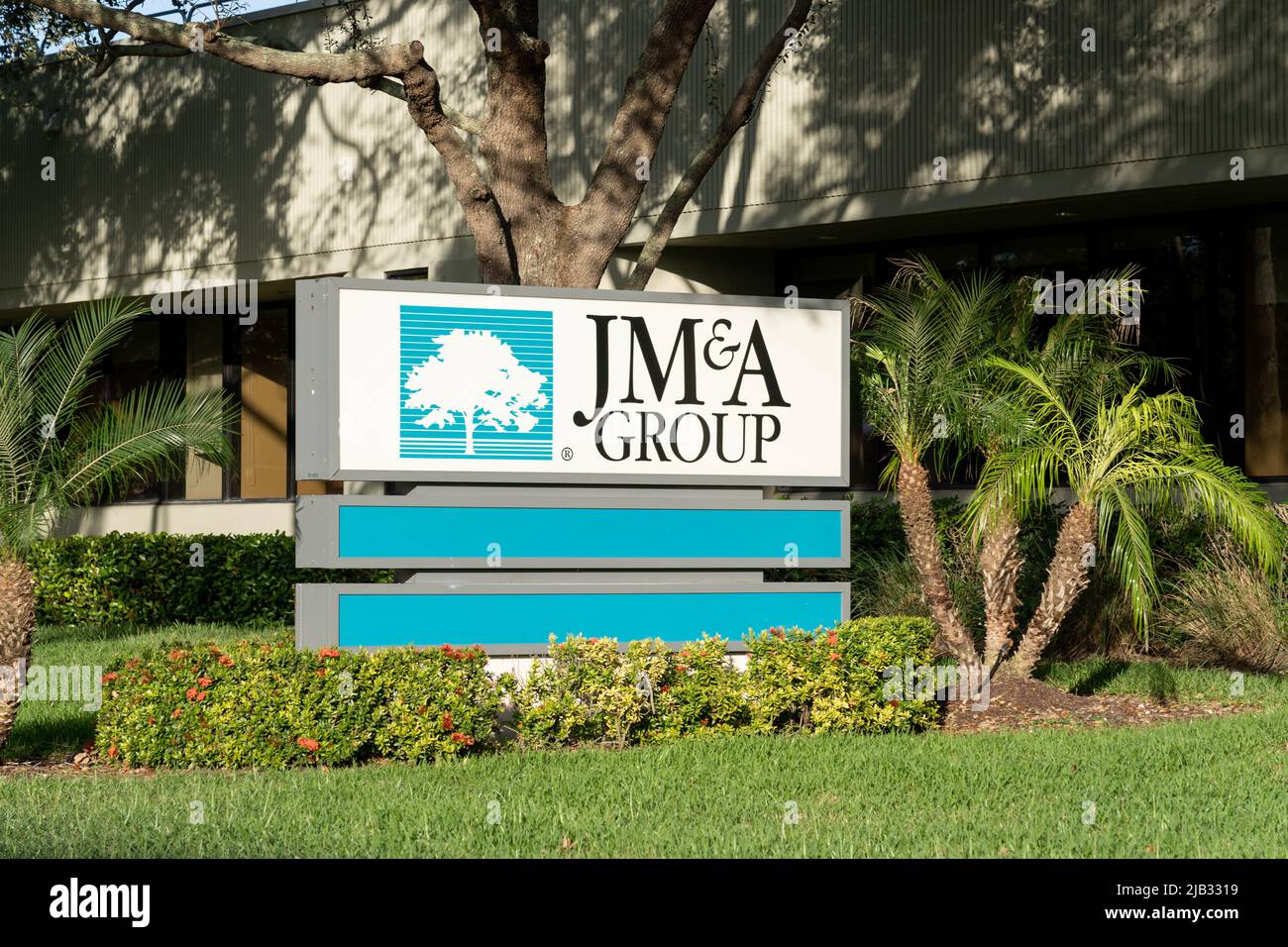 Deerfield Beach, FL, Etats-Unis - 2 janvier 2022: JM et Un signe de groupe à leur siège à Deerfield Beach, FL, Etats-Unis. Banque D'Images