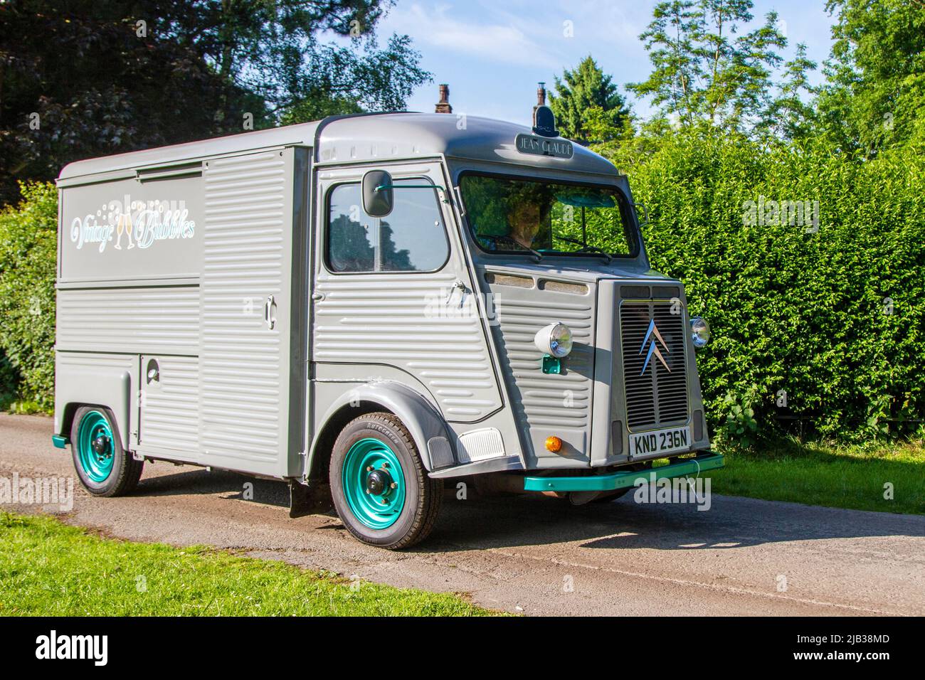 Jean Claude 1975 70s soixante-dix Citroën HY Van 1900 cc véhicule commercial essence, arrivant à Worden Park Motor Village pour le Festival de Leyland, Royaume-Uni Banque D'Images