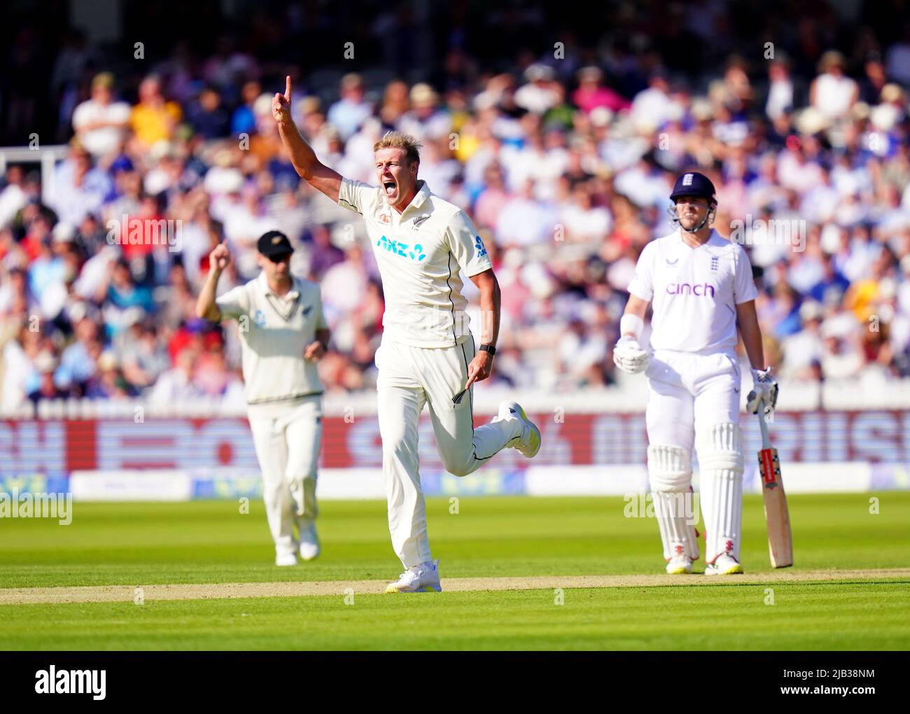 Le Kyle Jamieson de Nouvelle-Zélande célèbre après avoir pris le cricket de l'Angleterre Ollie Pope pendant la première journée de la première série de tests d'assurance LV= au terrain de cricket de Lord's, Londres. Date de la photo: Jeudi 2 juin 2022. Banque D'Images