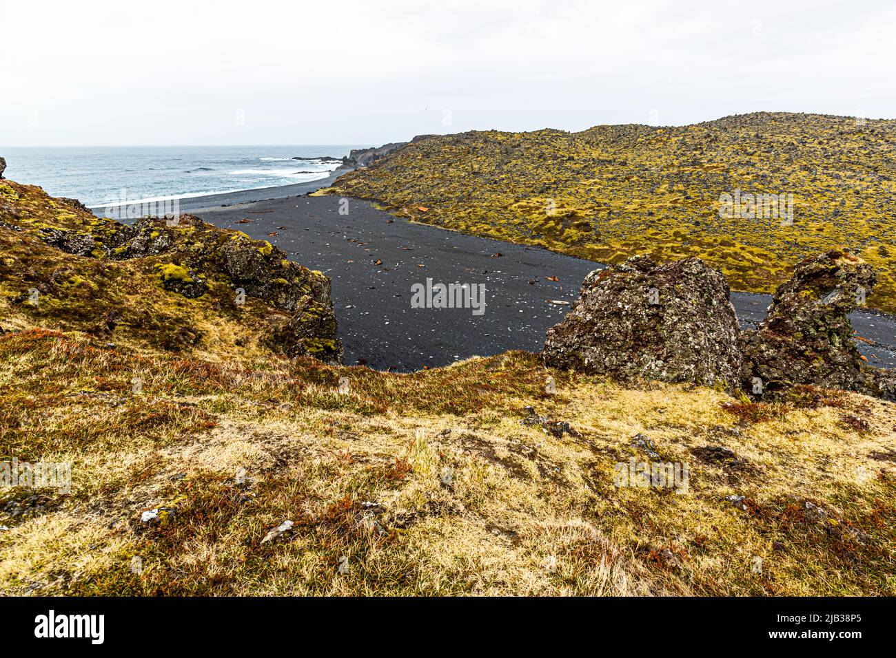 La plage de Djúpalónssandur. Les restes de fer sur la plage proviennent du chalutier britannique Epine GY 7, qui a été épaté à l'est de Dritvík (Islande) la nuit de 13 mars 1948 Banque D'Images