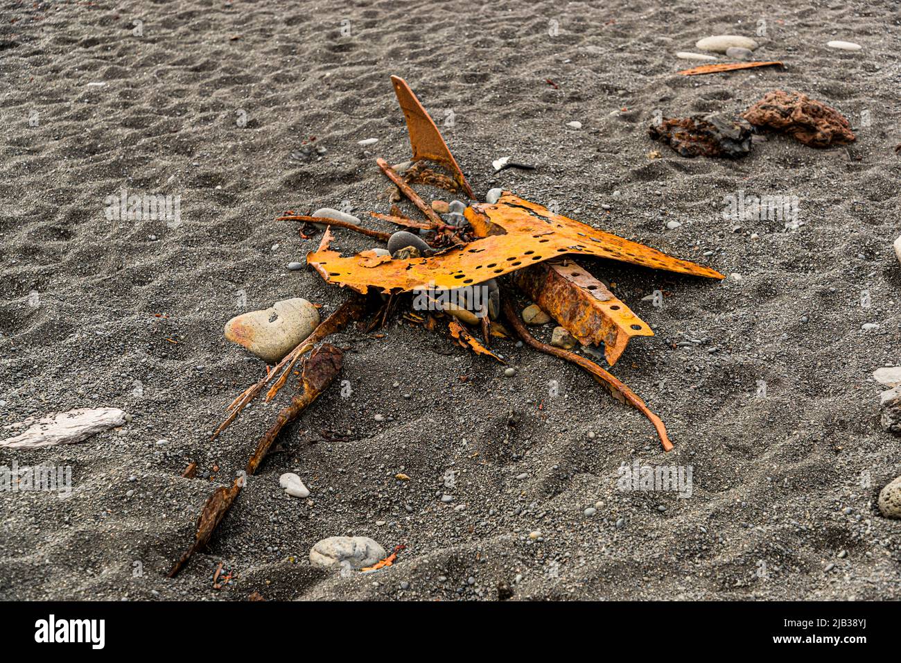 Les restes de fer sur la plage proviennent du chalutier britannique Epine GY 7, qui a été détruit à l'est de Dritvík (Islande) dans la nuit du 13th mars 1948 Banque D'Images