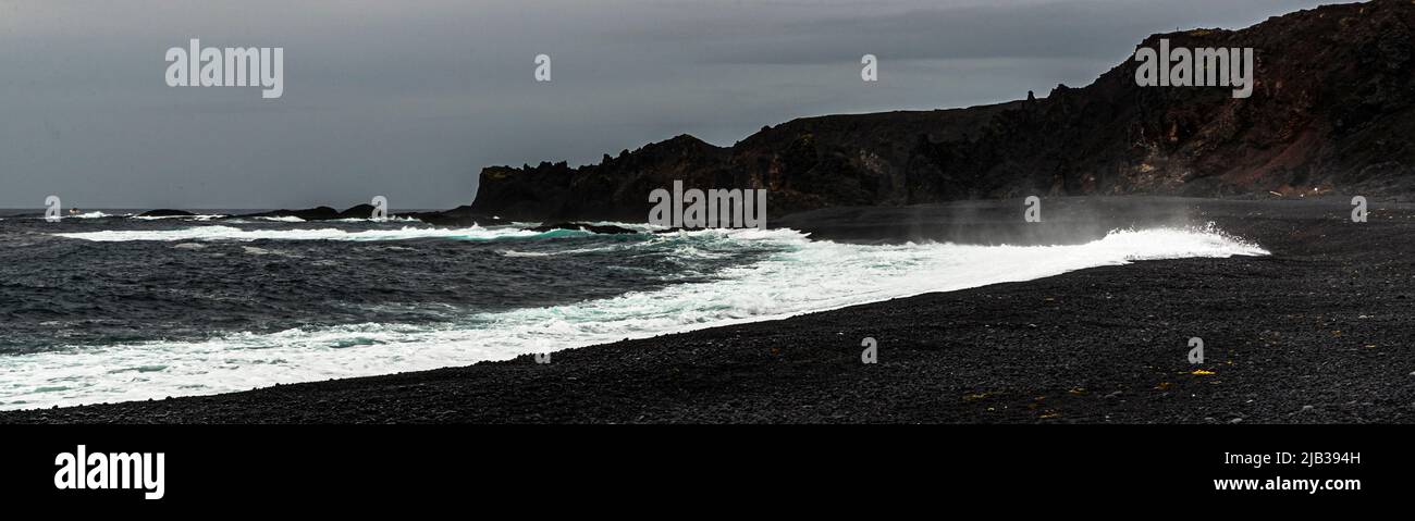 Plage de Djúpalónssandur. Les restes de fer sur la plage proviennent du chalutier britannique Epine GY 7, qui a été détruit à l'est de Dritvík (Islande) dans la nuit du 13th mars 1948 Banque D'Images