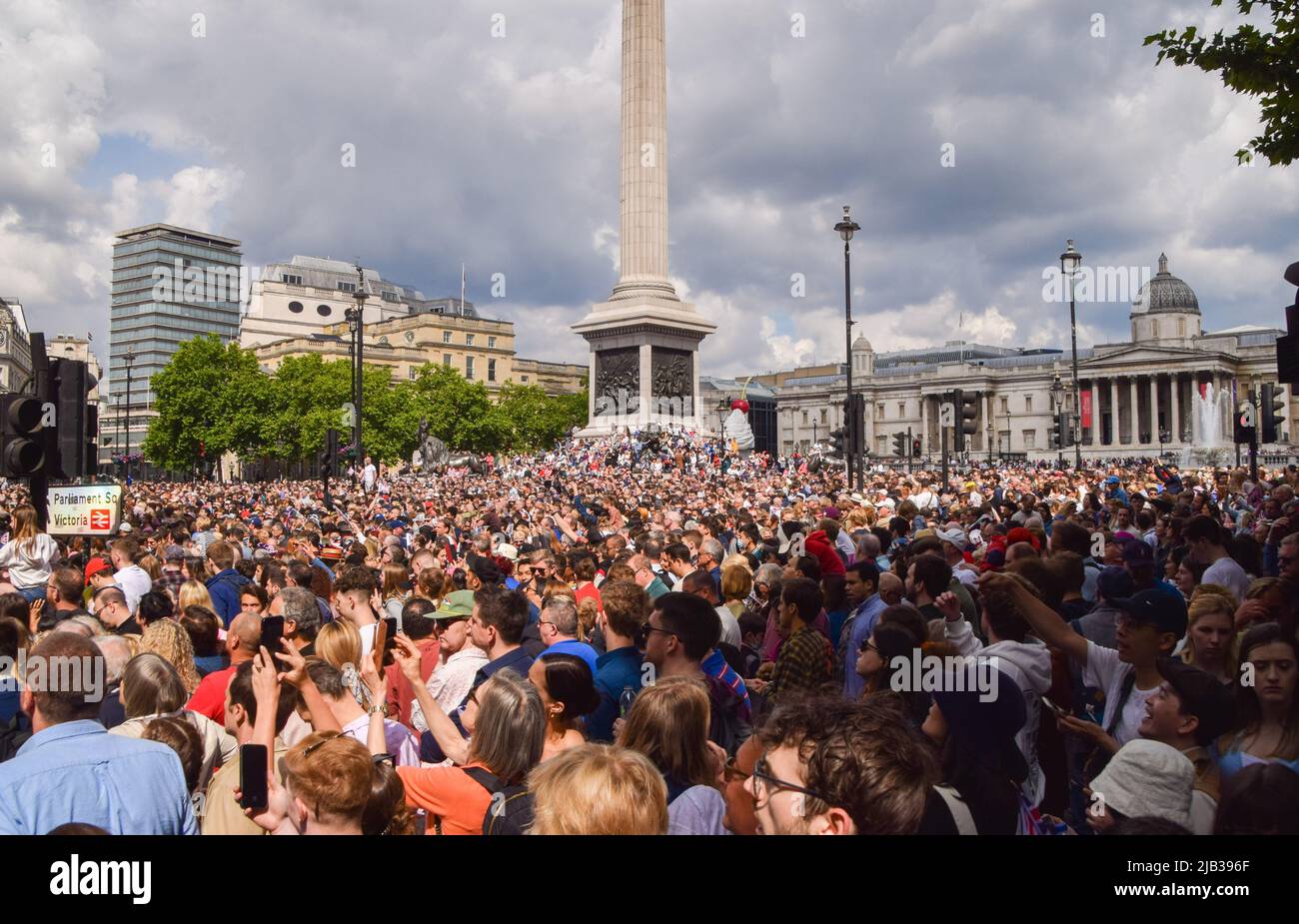 Londres, Angleterre, Royaume-Uni. 2nd juin 2022. La foule est énorme à Trafalgar Square. Des dizaines de milliers de personnes se sont rassemblées dans le centre de Londres pour célébrer le Jubilé de platine de la Reine le premier jour d'un week-end spécial prolongé de quatre jours marquant le 70th anniversaire de l'accession de la Reine au trône. (Image de crédit : © Vuk Valcic/ZUMA Press Wire) Banque D'Images