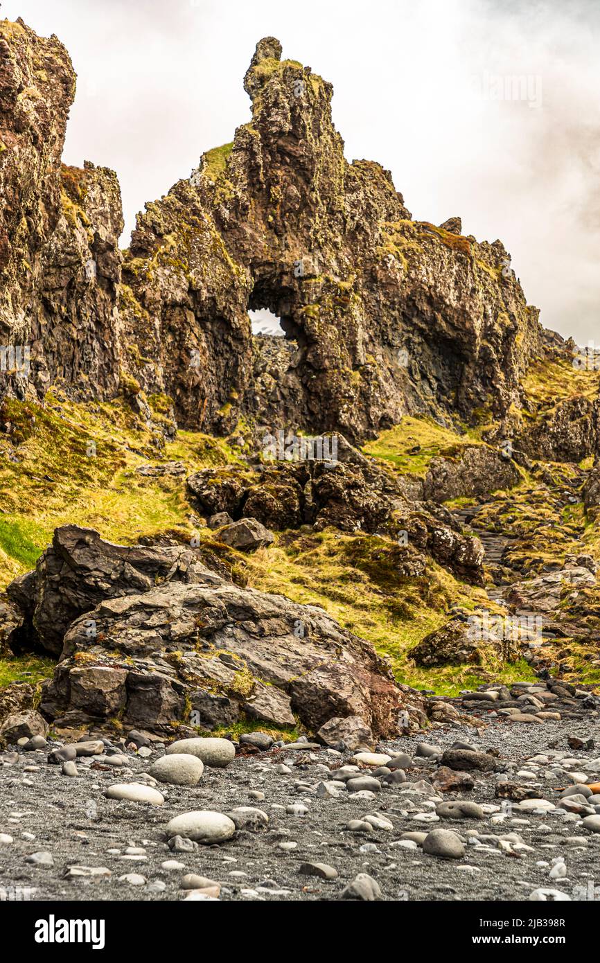 La plage de Djúpalónssandur en Islande. Les pierres servaient autrefois à l'épreuve de force Banque D'Images