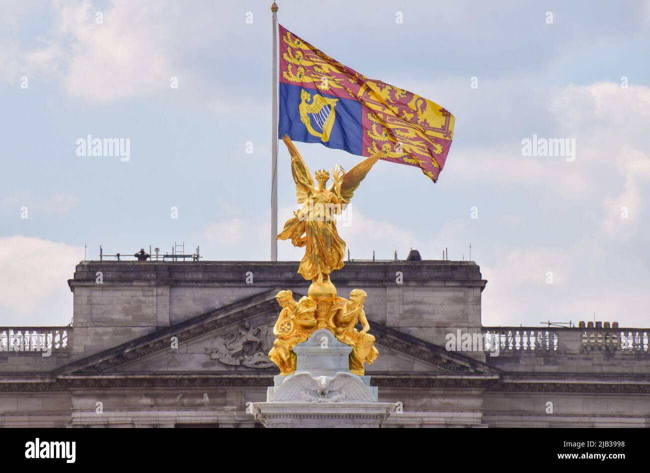 Londres, Angleterre, Royaume-Uni. 2nd juin 2022. Le drapeau Royal Standard vole sur Buckingham Palace, indiquant que la Reine est en résidence, à côté de la partie supérieure du Victoria Memorial. Des dizaines de milliers de personnes se sont rassemblées dans le centre de Londres pour célébrer le Jubilé de platine de la Reine le premier jour d'un week-end spécial prolongé de quatre jours marquant le 70th anniversaire de l'accession de la Reine au trône. (Image de crédit : © Vuk Valcic/ZUMA Press Wire) Banque D'Images