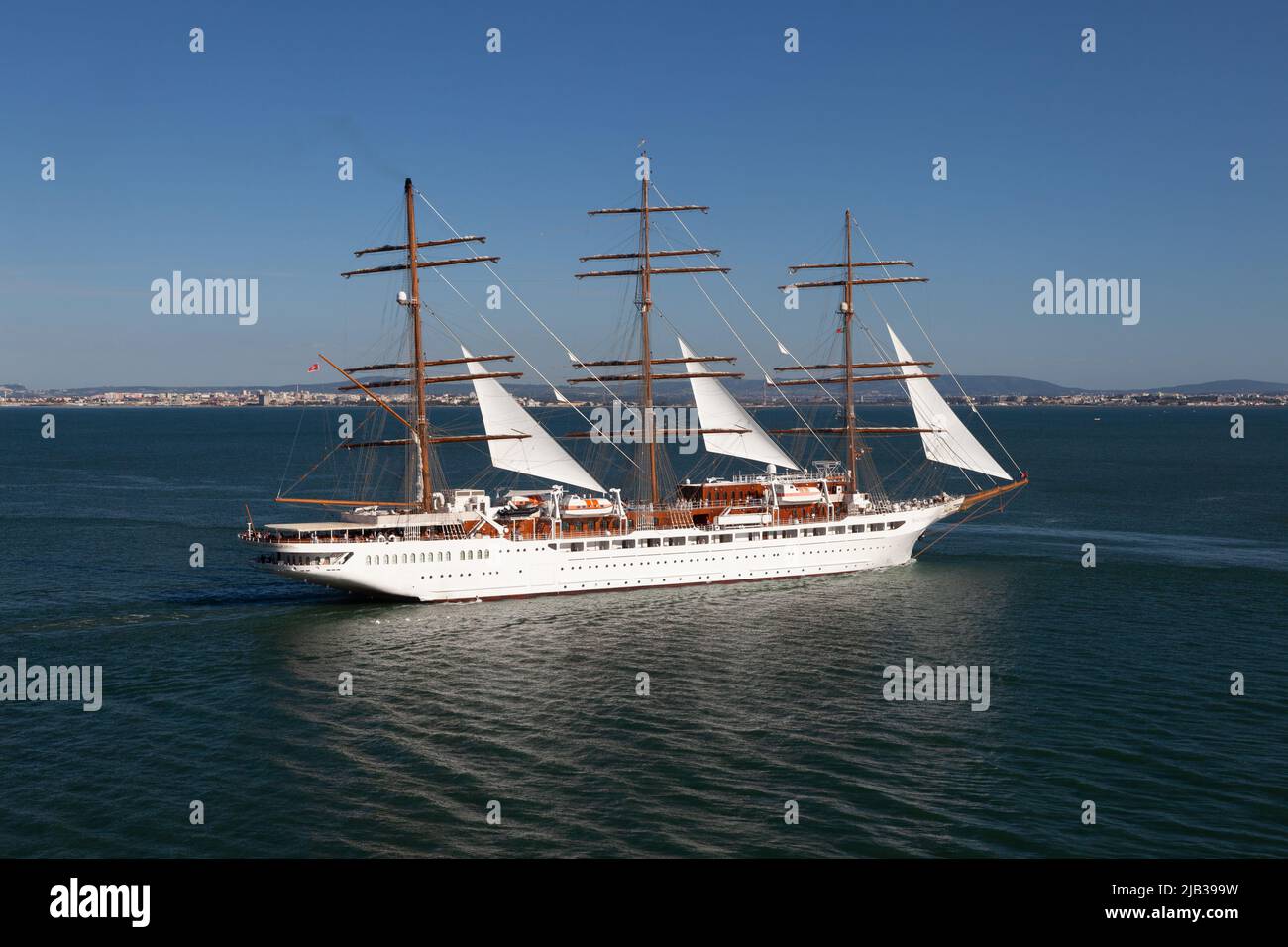 Sailing Schooner sur le Tage, Portugal Banque D'Images