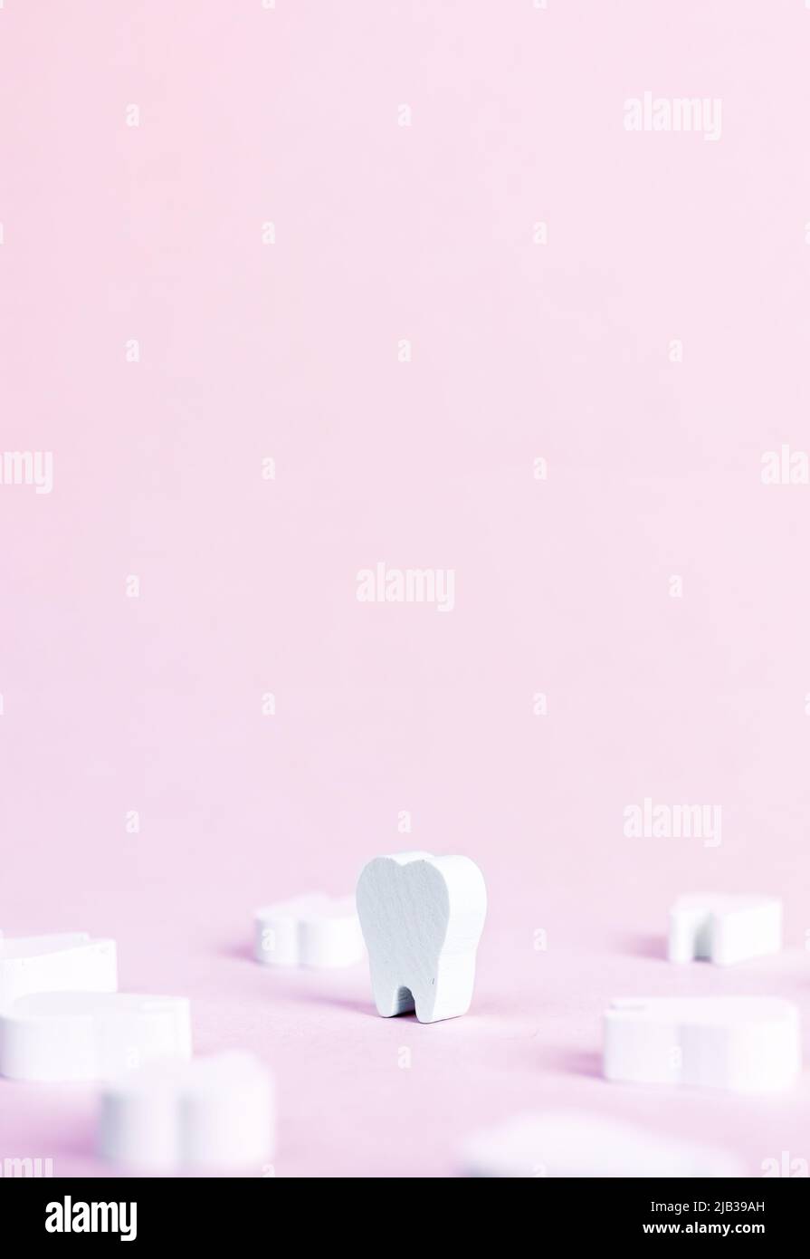 Bannière avec dents blanches parfaites sur fond rose. Soins dentaires, stomatologie, travail de dentiste, plaque dentaire, cavité et concept de prévention des maladies gingivales. Placer pour le texte. Photo de haute qualité Banque D'Images