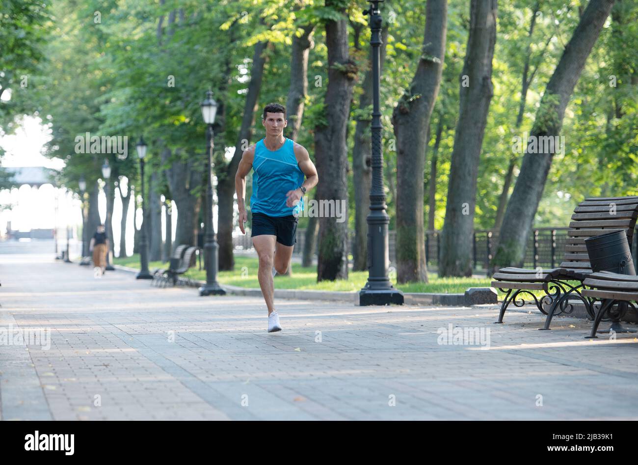 homme sportif coureur course à pied dans les vêtements de sport en extérieur. activité sportive Banque D'Images