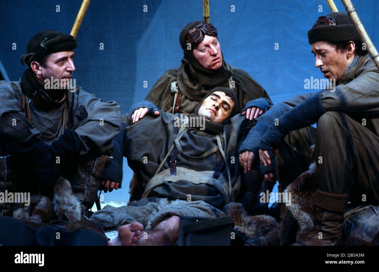 l-r: Donald Gee (Dr Edward Wilson), Neil Phillips (Capitaine Laurence Oates - avant), Bill Stewart (Lt. Henry Bowers), Robert Powell (capitaine Robert Falcon Scott) à TERRA NOVA par Ted Tally au Palace Theatre, Watford, Angleterre 28/01/1982 conception: Joe Vanek éclairage: Mick Hughes directeur: Michael Attenborough Banque D'Images
