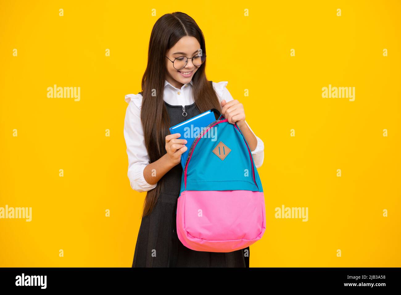 École adolescent fille avec sac à dos d'école tenir livre et copybook. Adolescent, expérience isolée. Apprentissage et connaissances. Aller à l'étude. Heureux Banque D'Images