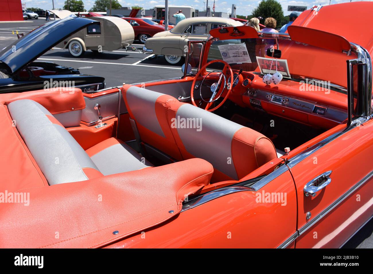 Un cabriolet 1957 de Chevrolet avec la capote vers le bas montrant l'intérieur. Banque D'Images