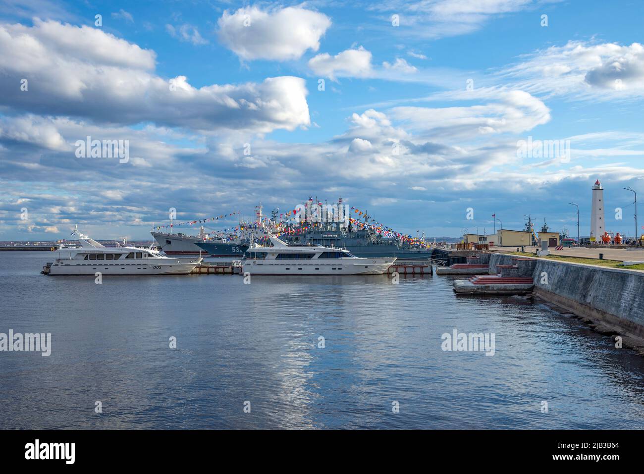 KRONSTADT, RUSSIE - 01 MAI 2022 : journée de printemps dans le port central de Kronstadt Banque D'Images