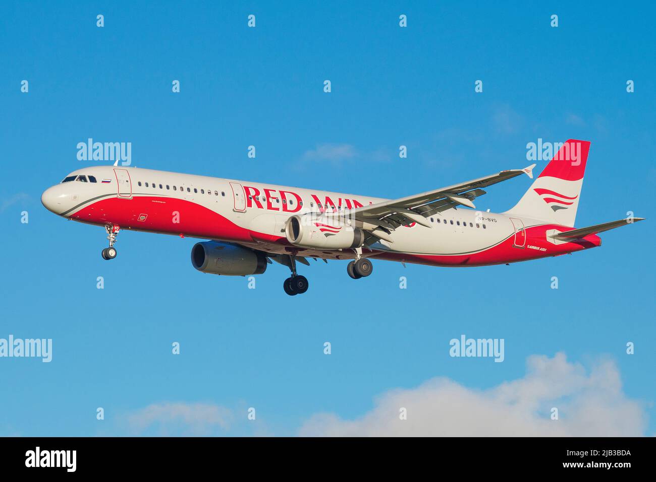 SAINT-PÉTERSBOURG, RUSSIE - 25 OCTOBRE 2018 : Airbus A321-200 (VP-BVO) de la compagnie aérienne Red Wings sur une pente de glisse dans un ciel bleu Banque D'Images