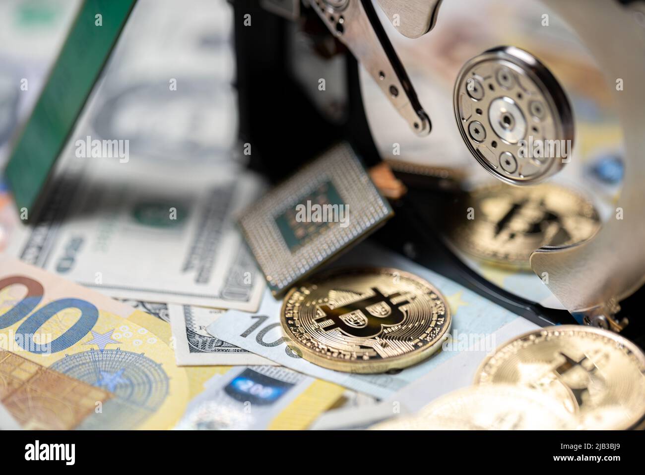 Bitcoin réfléchissant sur le plateau du disque dur à côté du processeur et sur les billets en euros et en dollars. Concept d'exploitation minière de crypto-monnaie, technologie blockchain. Banque D'Images
