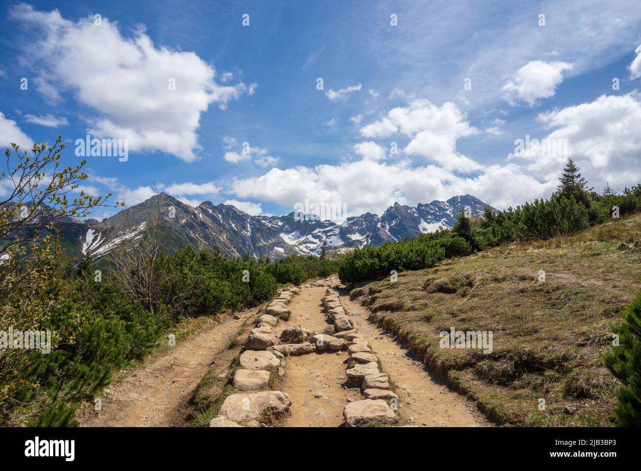 Sentier touristique en direction de la vallée de Gasienicowa. Montagnes Tatra. Banque D'Images