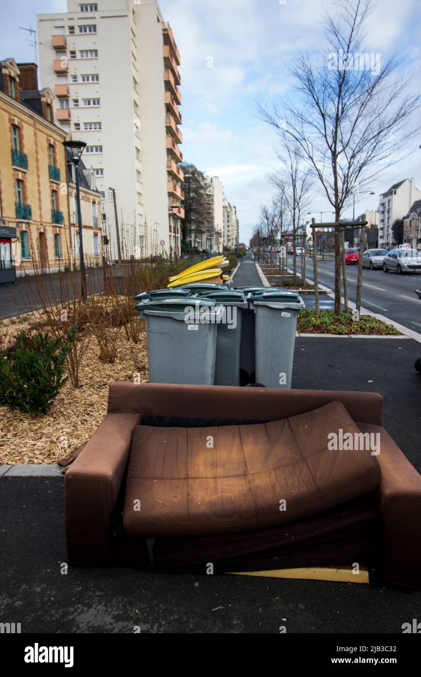 Un canapé dans la rue avec garbagge. Ville de Rennes. Illustrations de la ville de Rennes. France. Banque D'Images