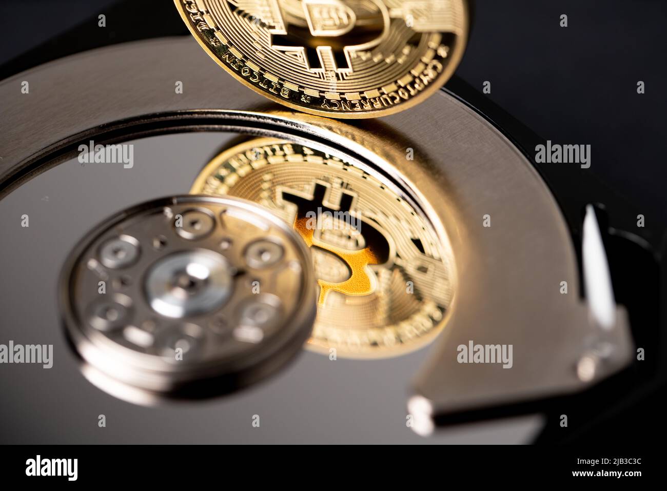 Bitcoin doré réfléchissant sur le plateau du disque dur, gros plan du btc  et du disque dur. Concept de stockage blockchain sur disque dur Photo Stock  - Alamy