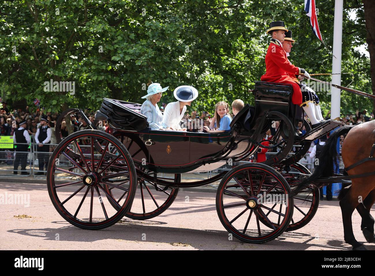2 juin 2022 - procession du jubilé de platine de la reine Elizabeth dans le centre commercial - la princesse Charlotte avec Kate & Camilla, Dutchesses de Cambridge et Cornwall Banque D'Images