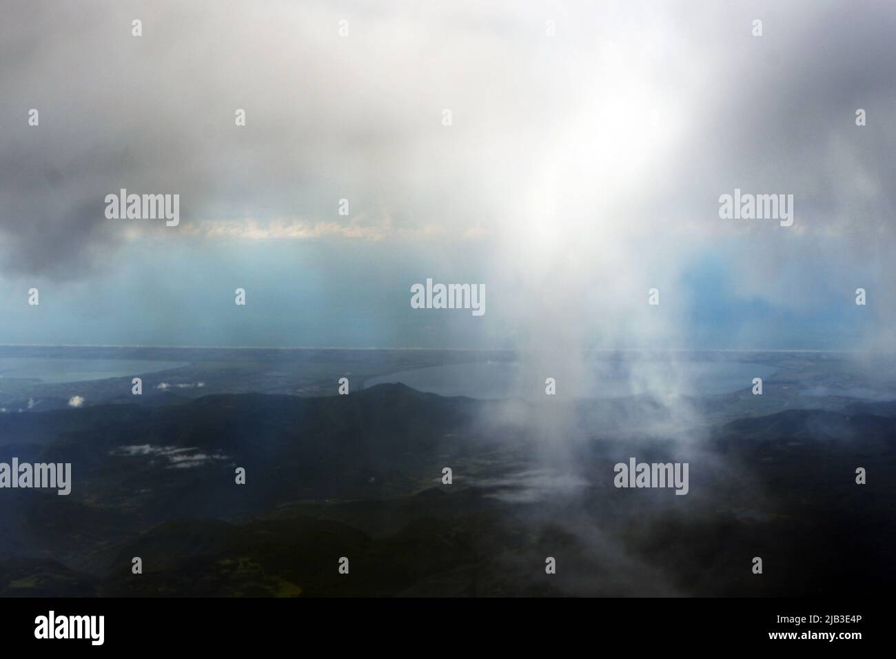 Vue latérale du nuage de pluie en action. Banque D'Images