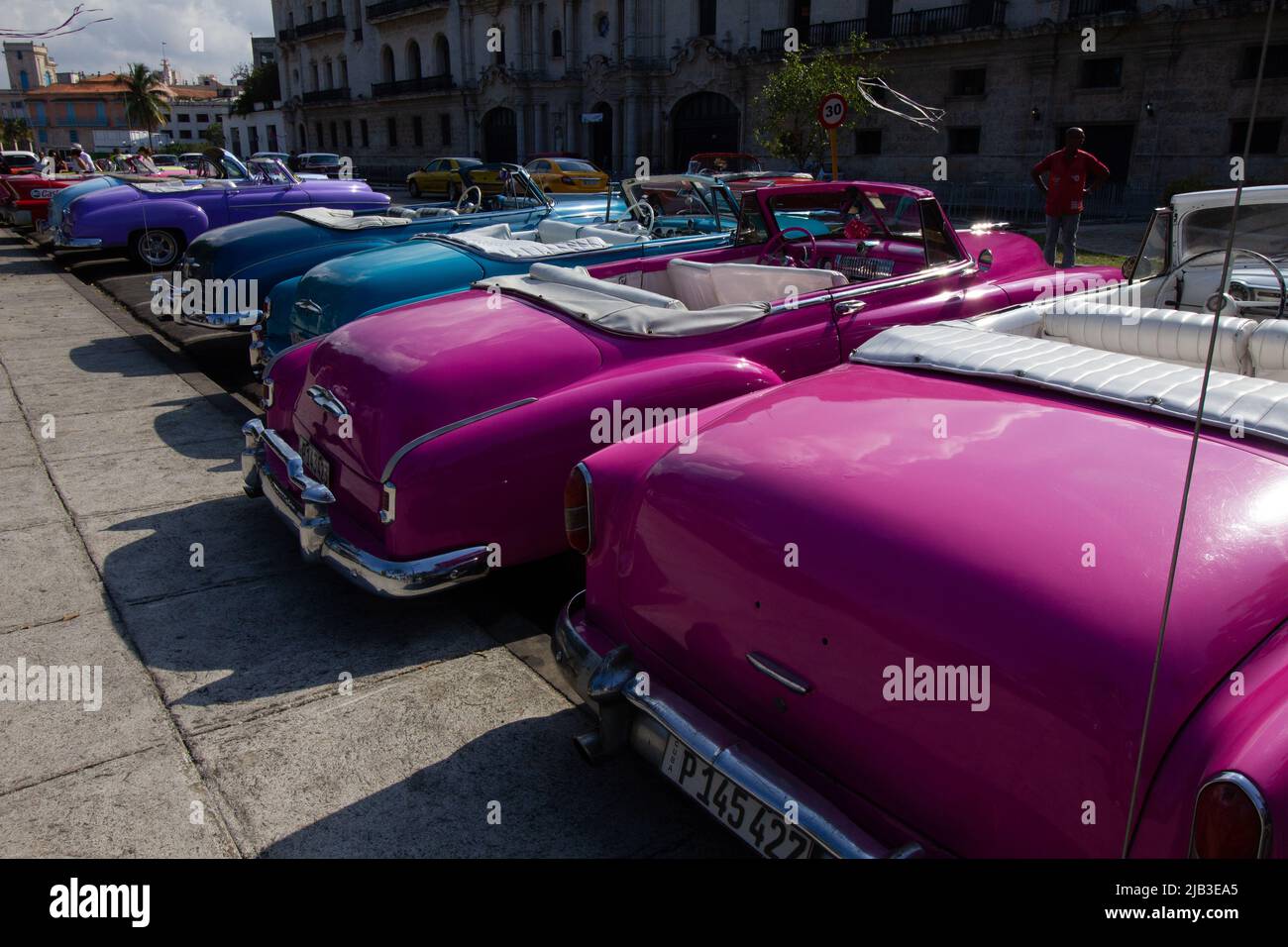 Voitures classiques et vintage aux couleurs vives à la Havane Cuba Banque D'Images