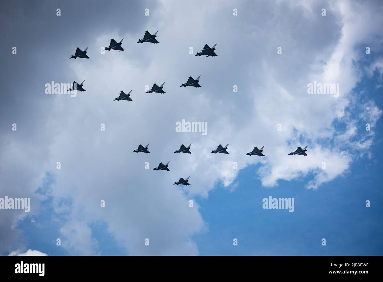 Londres, Royaume-Uni. 02nd juin 2022. Les typhons de la RAF forment un numéro 70 pendant le flicast au Jubilé de platine de la Reine Elizabeth II 2022. L'événement marque le 70th anniversaire de l'accession de la reine Elizabeth au trône, le 6 février 1952, à Londres. Crédit : SOPA Images Limited/Alamy Live News Banque D'Images