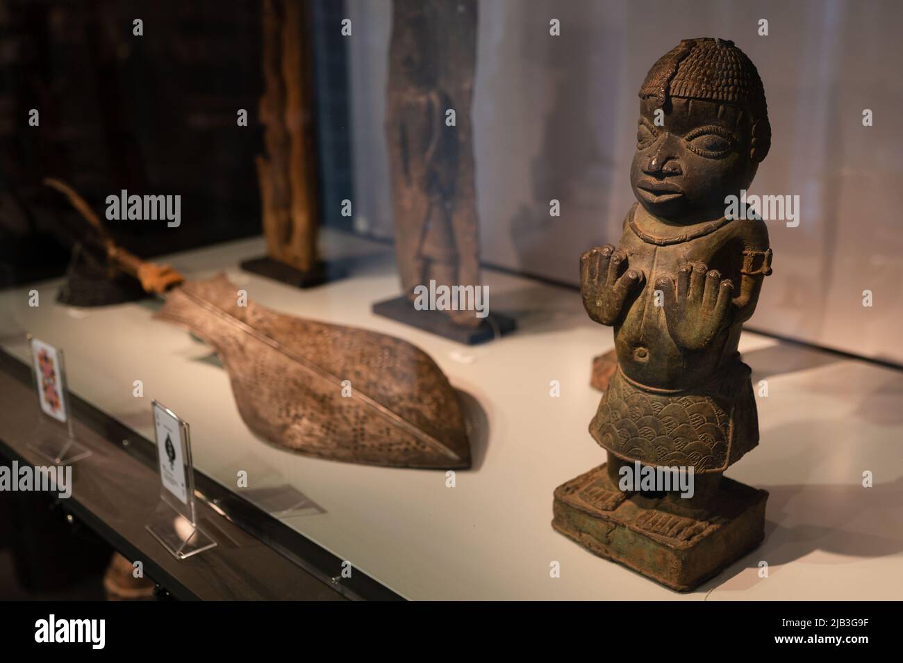 Cologne, Allemagne. 21st décembre 2021. Les bronzes du Bénin sont exposés dans un coffret au Musée Rautenstrauch-Joest. Credit: Marius Becker/dpa/Alay Live News Banque D'Images