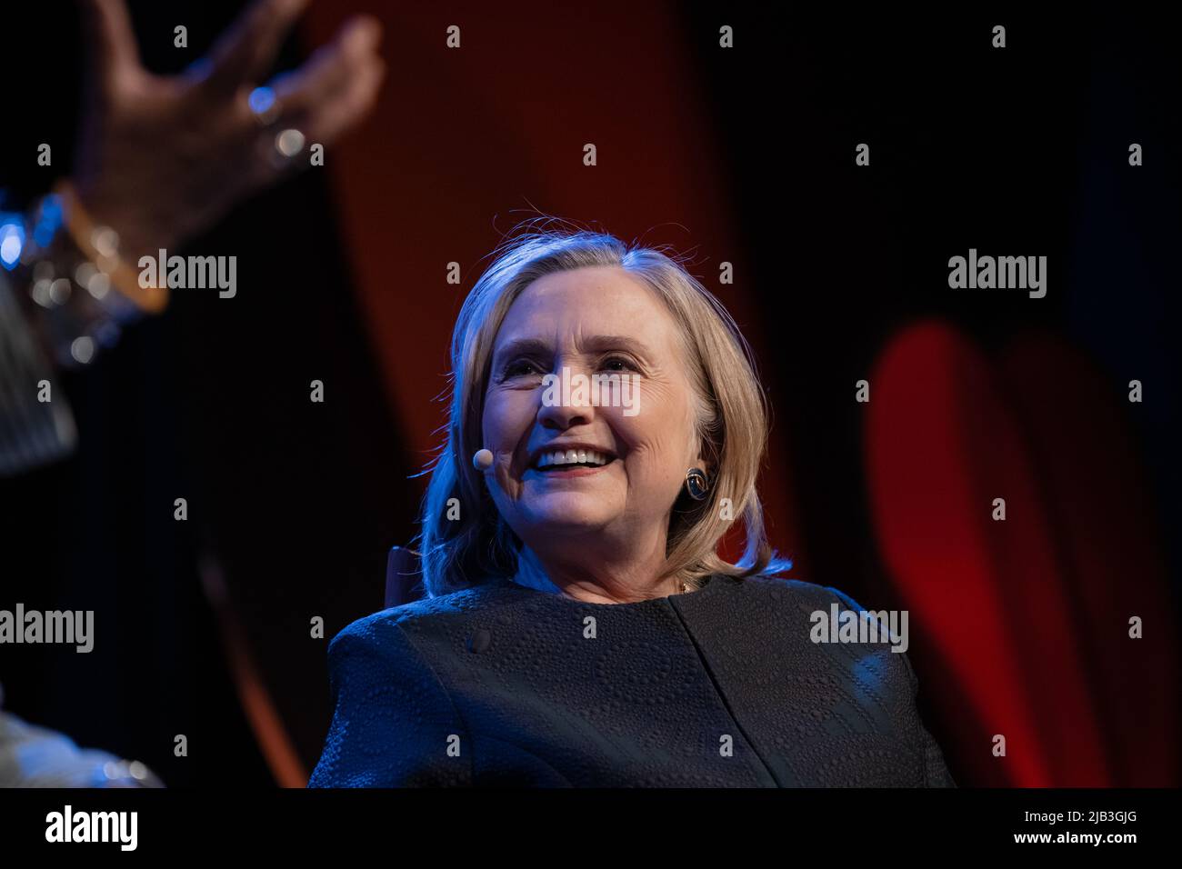 Hay-on-Wye, pays de Galles, Royaume-Uni. 2nd juin 2022. Hillary Rodham Clinton en conversation avec Helena Kennedy au Hay Festival 2022, pays de Galles. Crédit : Sam Hardwick/Alamy. Banque D'Images