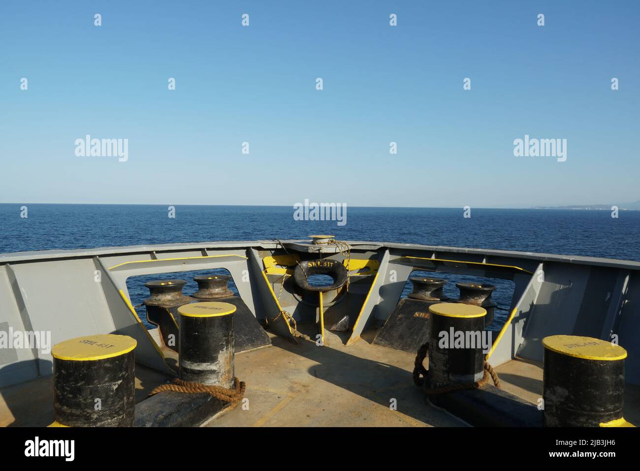 Vue sur la mer Méditerranée depuis la station d'amarrage avant sur l'arc du navire-conteneur. Sur la photo sont des bollards et des rouleaux d'amarrage et Panama Banque D'Images